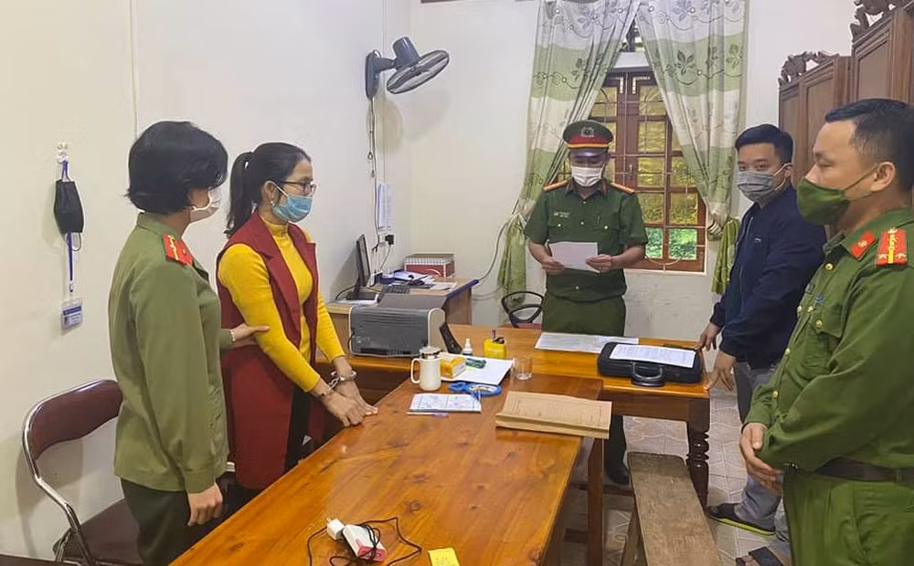 da co 4 nu can bo bi bat trong vu an chan tien ho tro bao lu o nghe an hinh 1