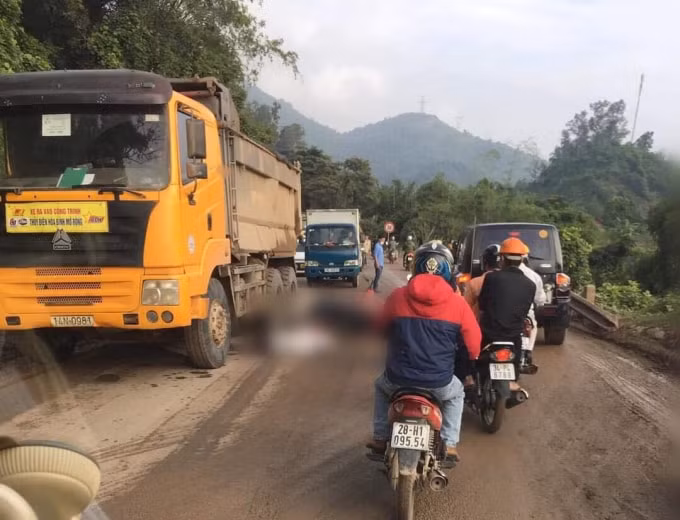 hoa binh tai nan tren quoc lo 6 khien mot nguoi tu vong giao thong un tac keo dai hinh 1