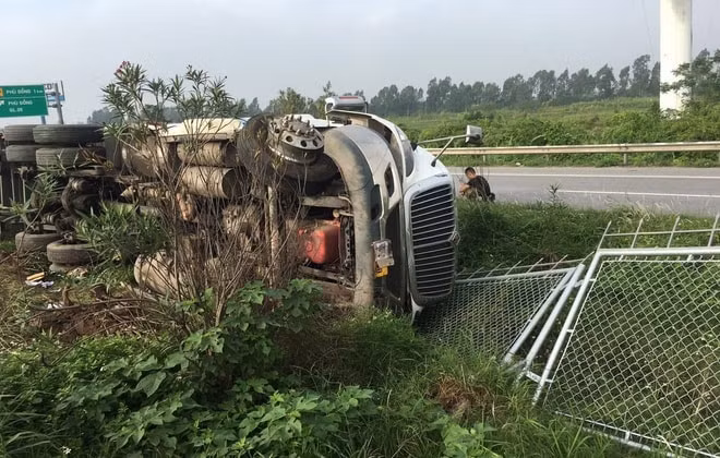 lat xe container cao toc ha noi bac giang un tac nghiem trong hinh 1