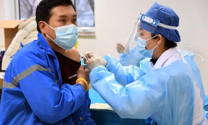 trung quoc bat dau tiem vac xin tang cuong sau khi 80 dan so nhan du 2 mui hinh 1