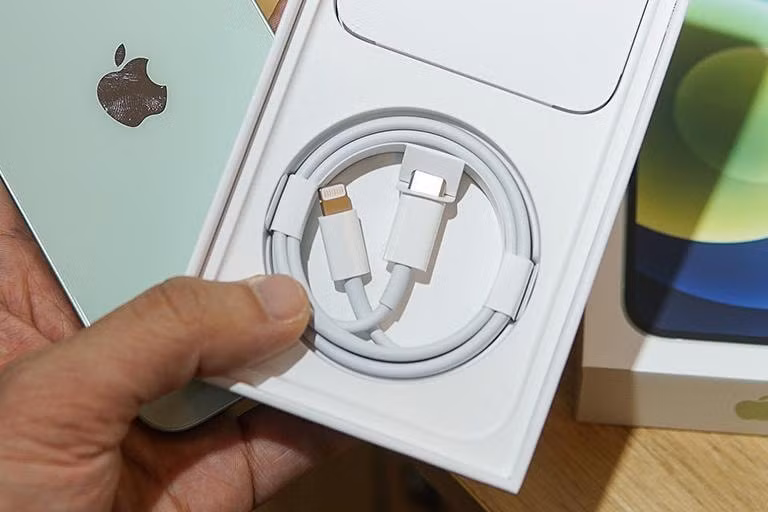 sinh vien trung quoc kien apple vi ban iphone khong kem cu sac hinh 1