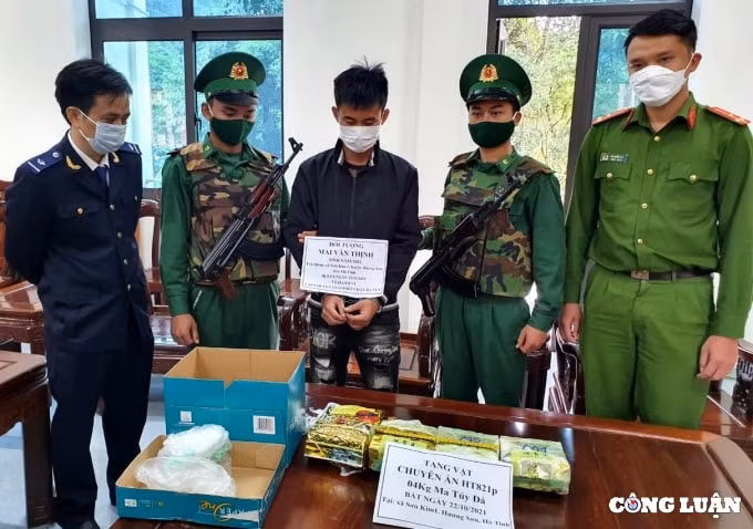 bat qua tang nam thanh nien van chuyen 4kg ma tuy da hinh 2
