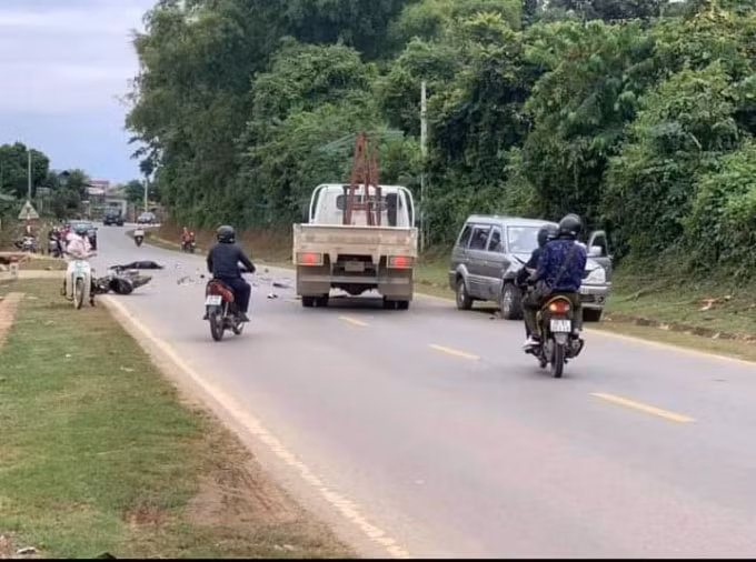 son la nguoi dieu khien xe may tu vong sau vu va cham voi o to hinh 1