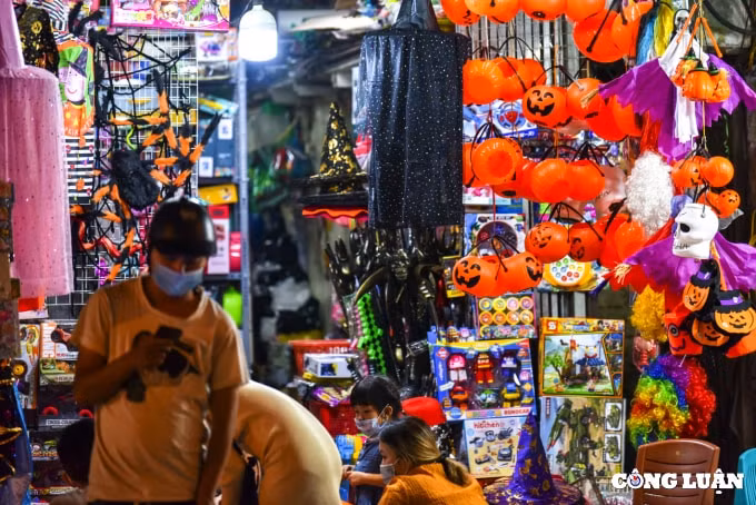 ha noi can ke le halloween pho hang ma vang ve la thuong hinh 6