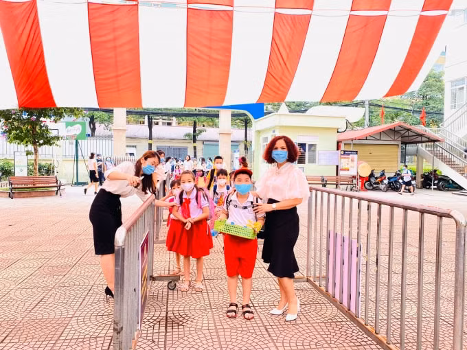 ha noi se de xuat cho phep hoc sinh mot so khoi lop di hoc tro lai hinh 1