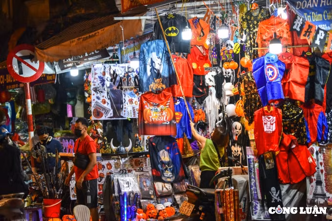 ha noi can ke le halloween pho hang ma vang ve la thuong hinh 1
