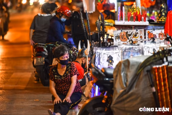ha noi can ke le halloween pho hang ma vang ve la thuong hinh 2