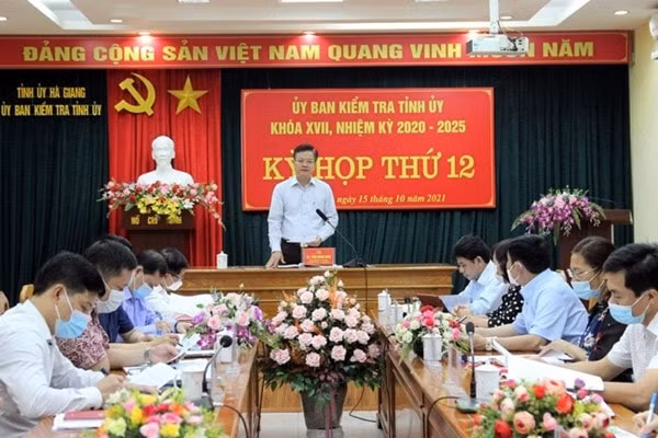 10 can bo ban dan toc tinh ha giang bi ky luat hinh 1