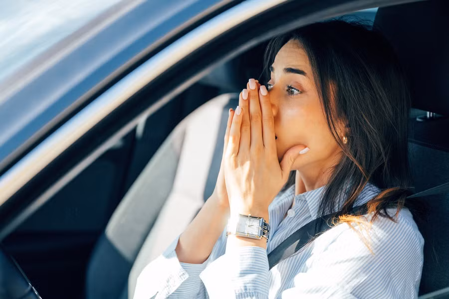 Ngửi thấy mùi khét trong xe ô tô: Nguyên nhân có thể là gì?