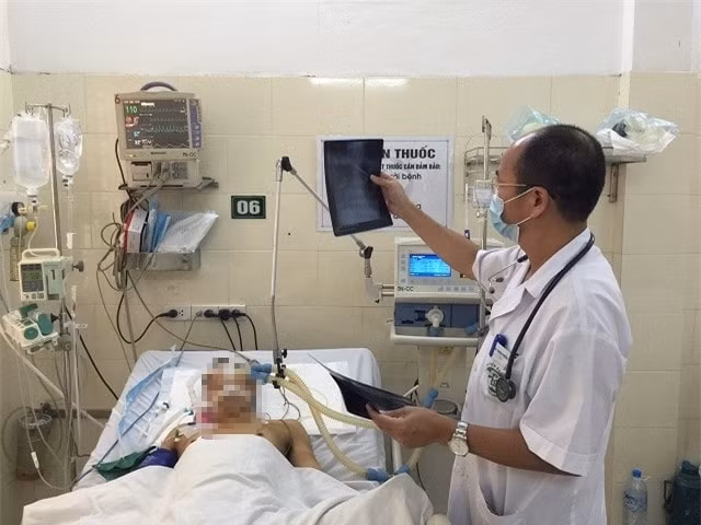 Bệnh nhân sốt xuất huyết đang điều trị tại Trung tâm Bệnh nhiệt đới, Bệnh viện Bạch Mai. Ảnh: TL