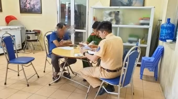 Cơ quan chức năng làm việc với tài xế vi phạm luật ATGT. Ảnh: Báo Giao thông
