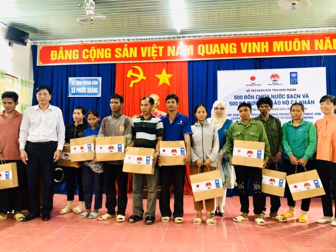 Đại diện UNDP và các đơn vị trao quà ủng hộ cho các hộ nghèo. Ảnh: Hương Giang