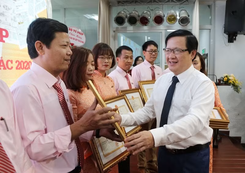 Ông Mai Lương Khôi, Thứ trưởng Bộ Tư pháp trao bằng khen của Bộ Tư pháp cho 15 cá nhân xuất sắc. Ảnh: Hoàng Giang