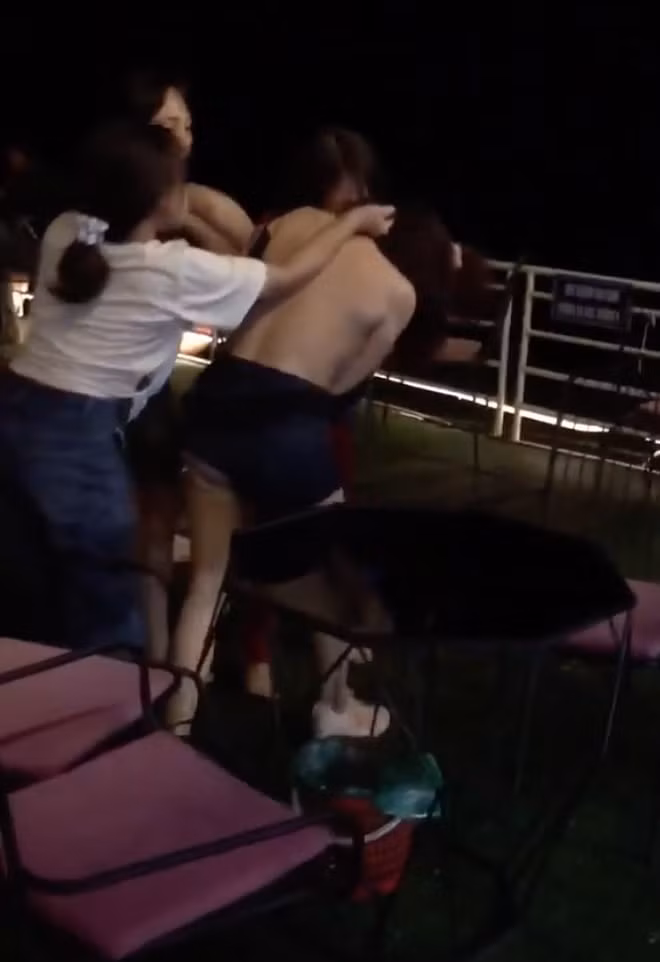 Cô bồ nhí bị 