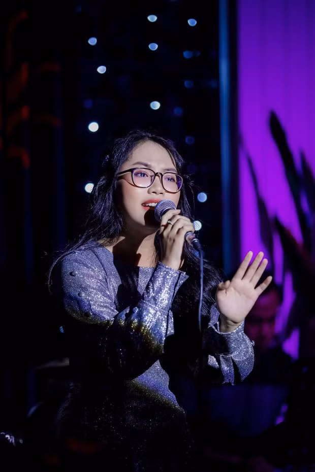 Phương Mỹ Chi trong đêm nhạc.