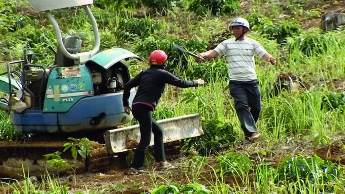 Hình ảnh người đàn ông trung tuổi cầm dao lao tới nhà báo Minh Quang.