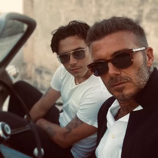 Bức hình Beckham chụp cùng cậu cả Brooklyn gây sốt mạng xã hội. Ảnh: internet.