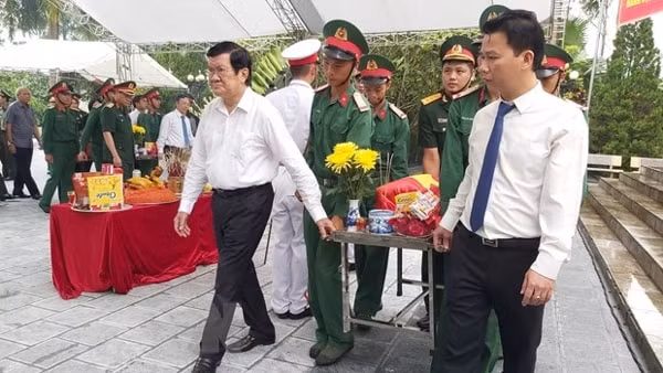 Nguyên Chủ tịch nước Trương Tấn Sang và Bí thư Tỉnh ủy Hà Giang Đặng Quốc Khánh đưa hài cốt các liệt sỹ về an táng tại Nghĩa trang Liệt sỹ Quốc gia Vị Xuyên. Ảnh TTXVN
