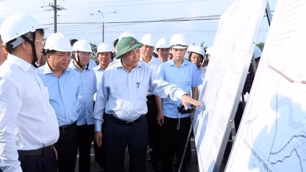 Thủ tướng Nguyễn Xuân Phúc kiểm tra, thị sát khu dân cư tái định cư xã Lộc An - Bình Sơn, huyện Long Thành, tỉnh Đồng Nai, ngày 21/7/2020. Ảnh: TTXVN
