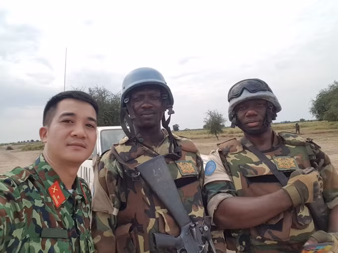 Nhà báo Vũ Hùng chụp ảnh cùng các binh sĩ GGHB của Ghana trong một chuyến tuần tra ở Nam Sudan. Ảnh: Trương Tuấn