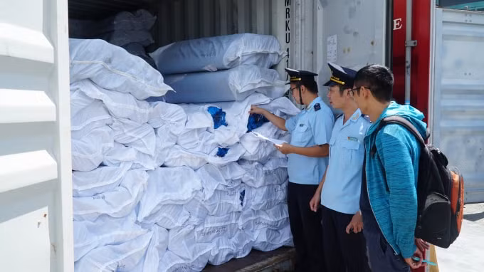 Cán bộ Chi cục Hải quan Cảng Cát Lái thuộc Cục Hải quan TP. Hồ Chí Minh kiểm tra hàng hóa nhập khẩu.