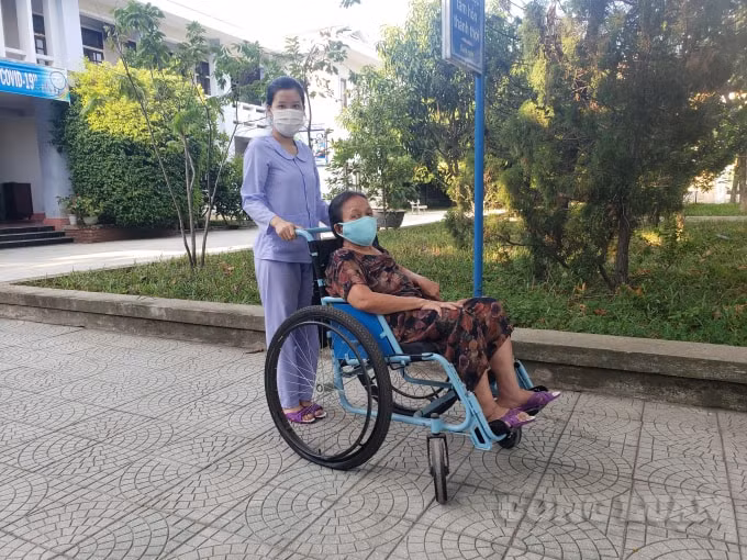 Cô Nguyễn Thị Minh Huế đưa cụ Hoàng Thị Huế dạo mát xung quanh khuôn viên của Trung tâm vào các buổi chiều.