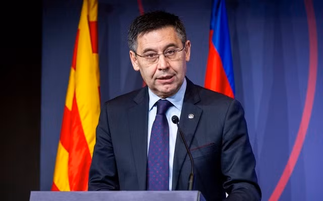 Các hội viên câu lạc bộ Barca vừa tham ký vào bản kiến nghị bày tỏ về sự bất tín nhiệm đối với Chủ tịch Josep Bartomeu. Ảnh: internet.