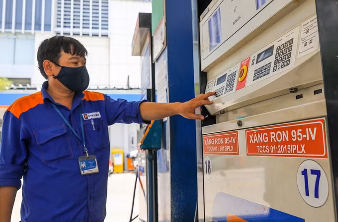 Mỗi lít xăng được các doanh nghiệp dự báo giảm quanh mức 150-300 đồng trong bối cảnh giá thế giới đi xuống. Ảnh: internet.