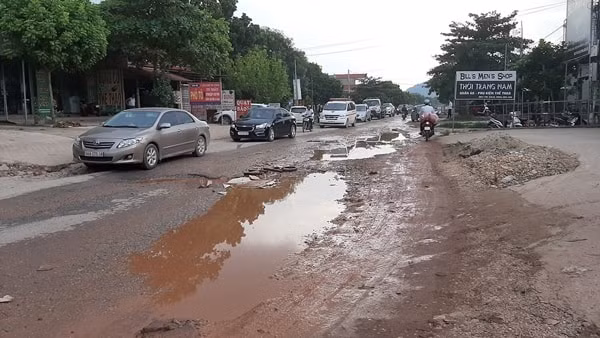 Quốc lộ 31 đang xuống cấp nghiêm trọng khiến việc tham gia giao thông gặp rất nhiều khó khăn và tiềm ẩn nguy cơ tai nạn giao thông