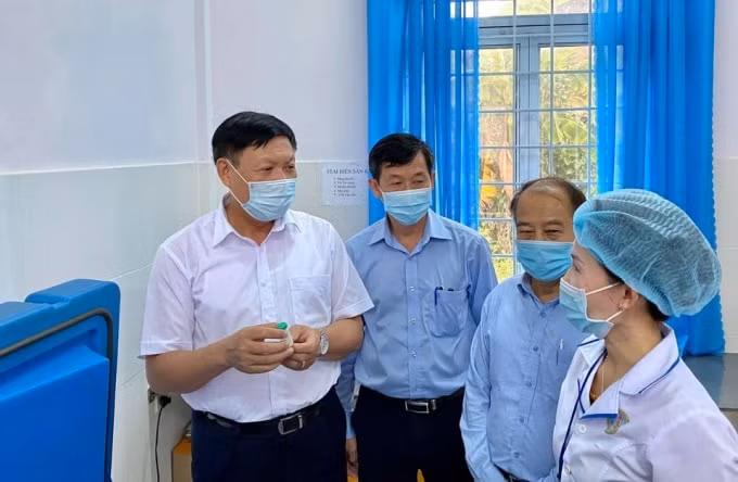 Thứ trưởng Đỗ Xuân Tuyên (ngoài cùng bên trái trong chuyến công tác tại Kontum (ảnh TL).
