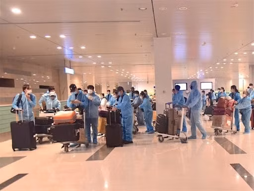 Hơn 240 người Việt từ Malaysia về nước tại sân bay Cam Ranh. Ảnh: TL.