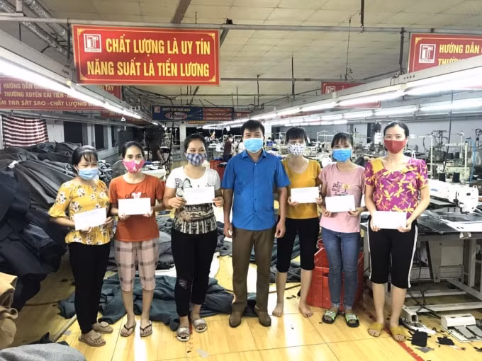 Liên đoàn Lao động huyện Tân Yên hỗ trợ người lao động gặp khó khăn do dịch bệnh Covid-19