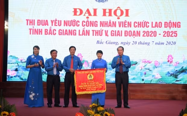 Đc Trịnh Thanh Hằng, Ủy viên Đoàn chủ tịch, Trưởng Ban Nữ công Tổng LĐLĐ Việt Nam trao Cờ cho LĐLĐ tỉnh Bắc Giang