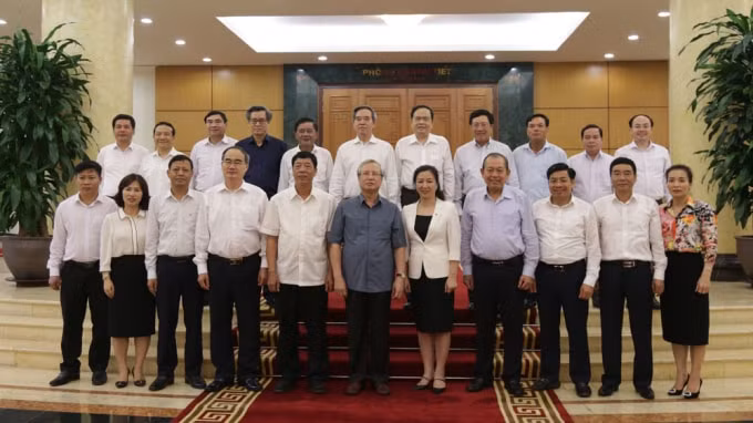 Các đồng chí Ủy viên Bộ Chính trị, Bí thư T.Ư Đảng chụp ảnh lưu niệm cùng đoàn Bắc Giang. Ảnh: TTXVN