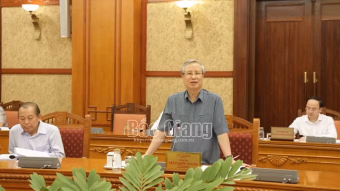 Đồng chí Trần Quốc Vượng chủ trì buổi làm việc. Ảnh: Báo Bắc Giang