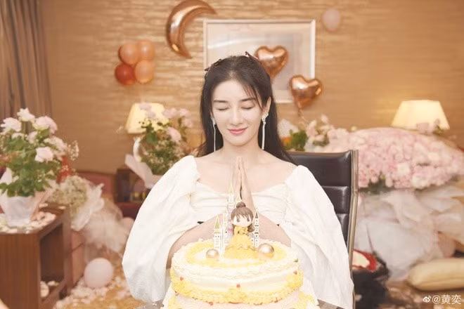 Cô được khen trẻ hơn tuổi thật.