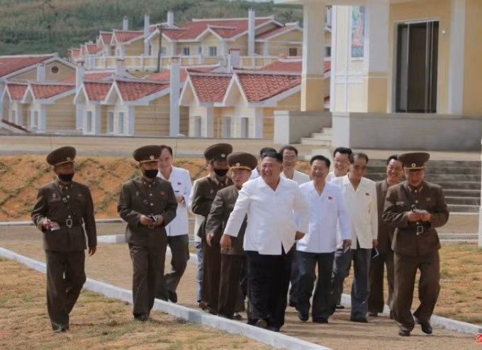 Nhà lãnh đạo Triều Tiên Kim Jong Un thị sát khu xây dựng lại Kangbuk-ri, huyện Kumchon, tỉnh Bắc Hwanghae, Triều Tiên, hình ảnh này được Hãng thông tấn Trung ương Triều Tiên công bố ngày 14 tháng 9 năm 2020.
