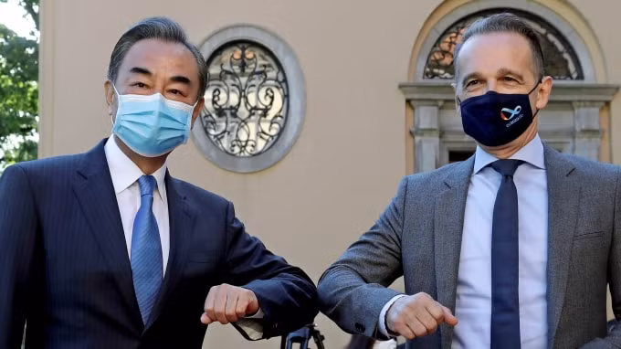 Bộ trưởng Ngoại giao Đức Heiko Maas chào đón Vương Nghị trước cuộc họp ở Berlin vào ngày 1 tháng 9: Bắc Kinh nhận ra rằng châu Âu không thể dễ dàng 'mua' được - Ảnh: Reuters