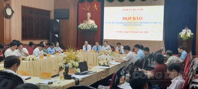 Quang cảnh cuộc họp.