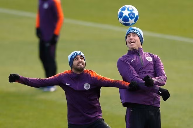 Bộ đôi cầu thủ Riyad Mahrez (trái) và Aymeric Laporte (phải) của CLB Man City dương tính với COVID-19. Ảnh: internet.