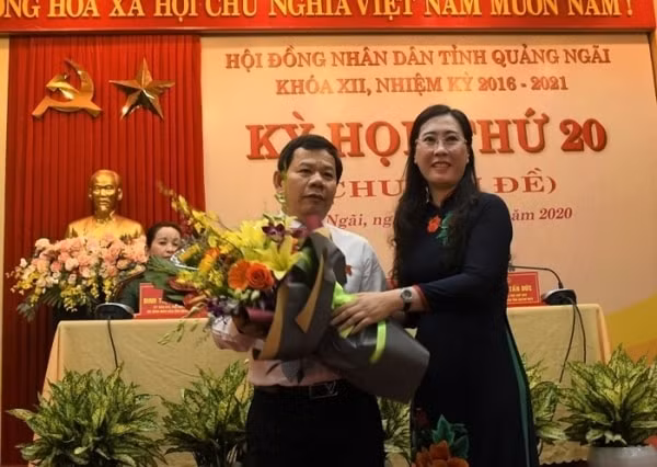 Bà Bùi Thị Quỳnh Vân - Bí thư Tỉnh ủy Quảng Ngãi tặng hoa chúc mừng tân Chủ tịch UBND tỉnh Đặng Văn Minh