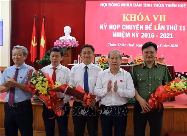 Ông Nguyễn Thanh Bình (giữa) được bầu làm Phó Chủ tịch UBND tỉnh Thừa Thiên - Huế, nhiệm kỳ 2016- 2021. Ảnh: TTXVN