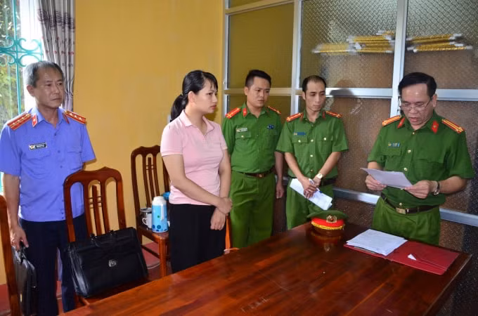Cơ quan công an làm việc với Nguyễn Thị Hà Phương. (Ảnh: Công an tỉnh Tuyên Quang).