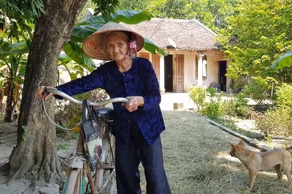 Bà Đỗ Thị Mơ, thôn Lương Thiện, xã Lương Sơn, huyện Thường Xuân, Thanh Hóa đạp xe đi xin thoát nghèo được Chủ tịch UBND tỉnh tặng Bằng khen. Ảnh: Lê Dương
