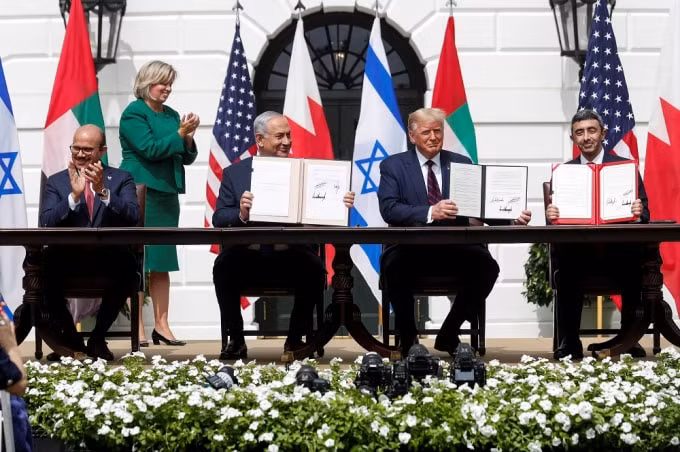 Lễ ký thỏa thuận thiết lập quan hệ chính thức giữa Israel, UEA và Bahrain diễn ra tại Nhà trắng, trước sự chứng kiến của Tổng thống Donald Trump - Ảnh: Reuters