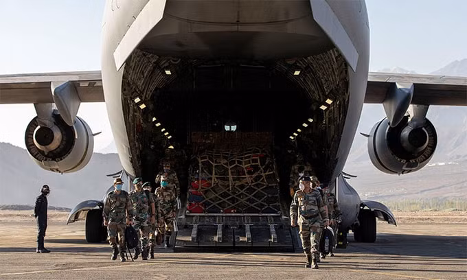 Binh lính Ấn Độ xuống máy bay vận tải quân sự tại một căn cứ không quân tiền phương ở Leh, vùng Ladakh, ngày 15 tháng 9 năm 2020 - Ảnh: REUTERS / Danish Siddiqui