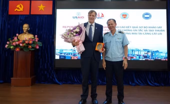 Ông Michael Greene - Giám đốc USAID Việt Nam&nbsp;đánh giá cao những nỗ lực của Cục Hải quan TP.HCM qua việc triển khai đề án giảm ùn tắc tại Cảng Cát Lái