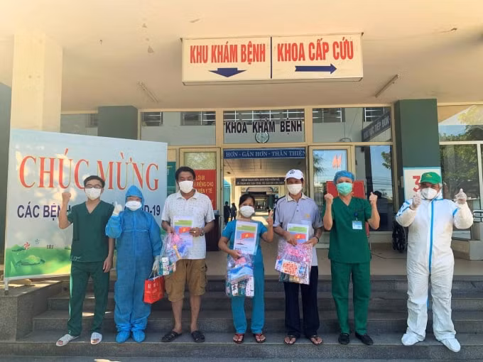Càng ngày có nhiều bệnh nhân COVID -19 được xuất viện (ảnh TL).