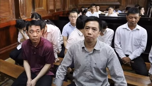 Bị cáo Nguyễn Minh Hùng (trái) và bị cáo Võ Mạnh Cường tại phiên xét xử vụ án buôn thuốc ung thư giả xảy ra tại Công ty VN Pharma. Ảnh: TTXVN