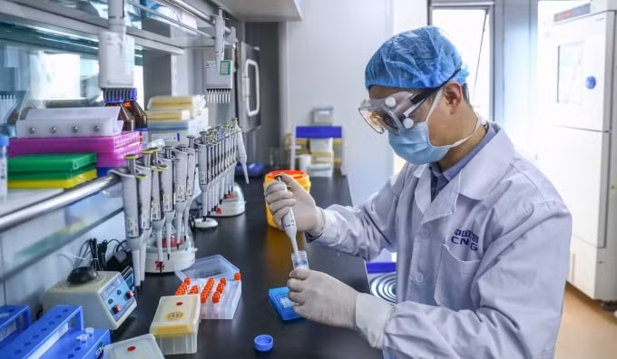 Các chuyên gia Trung Quốc đã và đang đánh giá cách đưa vắc xin vào sản xuất hàng loạt. Ảnh: Xinhua